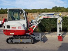 Takeuchi_bager_Terex_i_AUSA_dumper