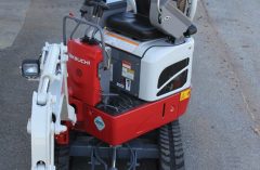 Takeuchi_bager_Terex_i_AUSA_dumper