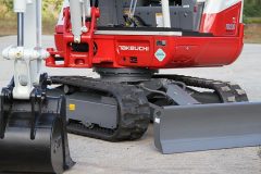 Takeuchi_bager_Terex_i_AUSA_dumper