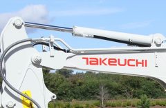 Takeuchi_bager_Terex_i_AUSA_dumper