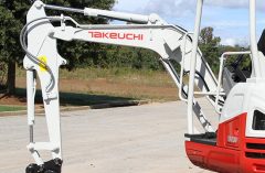 Takeuchi_bager_Terex_i_AUSA_dumper